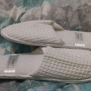 Men's Guest White Slippers Hyatt Regency